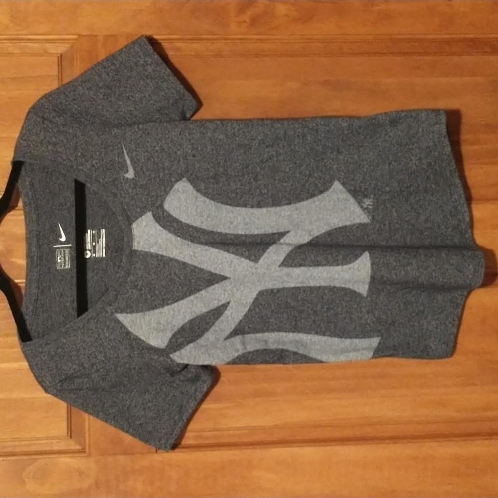Nike MLB woman's size M athletic cut short sleeve graphic NY Yankees Tee